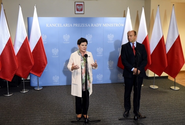 Premier Beata Szydło oraz minister zdrowia Konstanty Radziwiłł w Centrum Dialogu Społecznego, fot. PAP/Radek Pietruszka