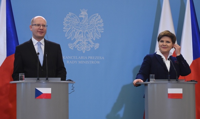Premierzy Beata Szydło i Bohuslav Sobotka. Fot. PAP/Radek Pietruszka
