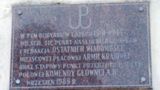 tablica na budynku klasztoru:  tu u salezjanów mieściła się w latach 1941-1944 konspiracyjna, AKowska radiostacja