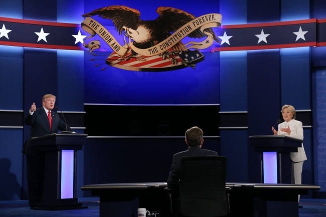 Donald Trump i Hillary Clinton w telewizyjnej debacie. Fot. PAP/EPA