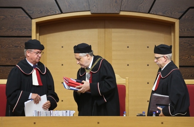 Prezes TK Andrzej Rzepliński oraz sedziowie TK Piotr Tuleja (P) i sędzia sprawozdawca Andrzej Wróbel (L), fot. PAP/Rafał Guz