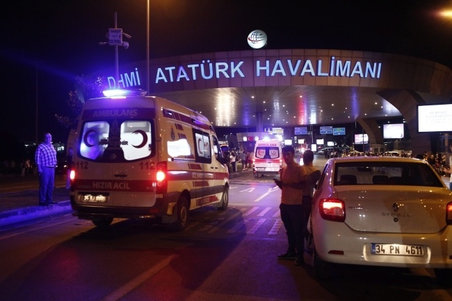 Karetki w drodze na lotnisko w Stambule, fot. PAP/EPA/SEDAT SUNA