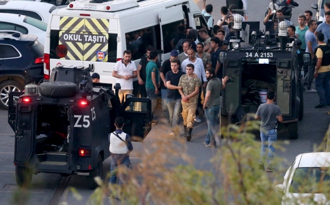 Aresztowanie tureckich żołnierzy. fot. PAP/EPA/TOLGA BOZOGLU