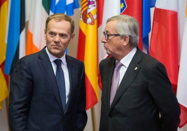 Donald Tusk i Jean-Claude Juncker. Fot. EPA/STEPHANIE LECOCQ