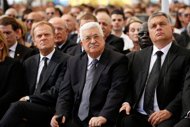 Donald Tusk, Mahmoud Abbas, Victor Orban. Fot. EPA/Abir Sultan