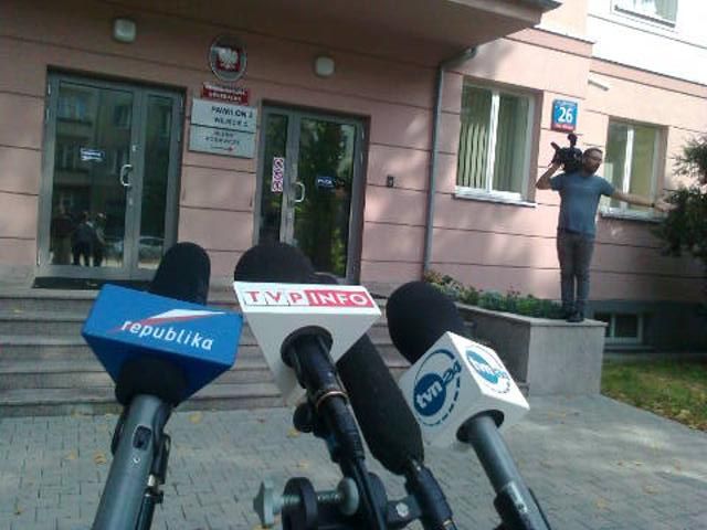 Przed budynkiem stało kilka wozów transmisyjnych. Wiązka mikrofonów stacji nie była zbyt liczna foto: Andrzej Budzyk