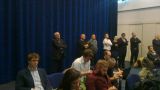 Wyrobnicy mediów siedzą, a politycy stoją pod kotarą foto: Andrzej Budzyk