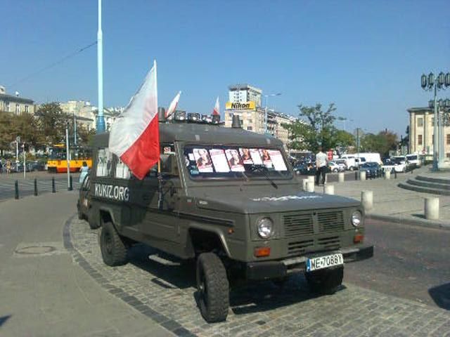 Większy furgon przesłaniał "Malucha" z armatą foto: Andrzej Budzyk