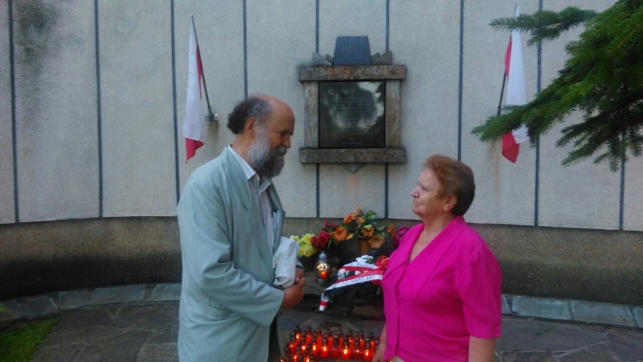 Po Mszy i modlitwie pod Tablicą Smoleńską, z Mamą poległego 10 kwietnia 2010 Mariusza Handzlika