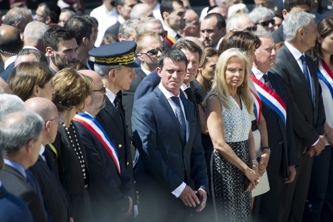 Podczas uroczystości w Nicei premier Francji został wybuczany,  	fot. PAP/EPA/OLIVIER ANRIGO
