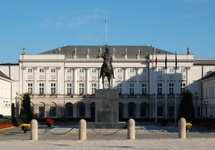Pałac Prezydencki w Warszawie, przed którym gromadzą się upamiętniający ofiary katastrofy smoleńskiej. fot. wikimedia