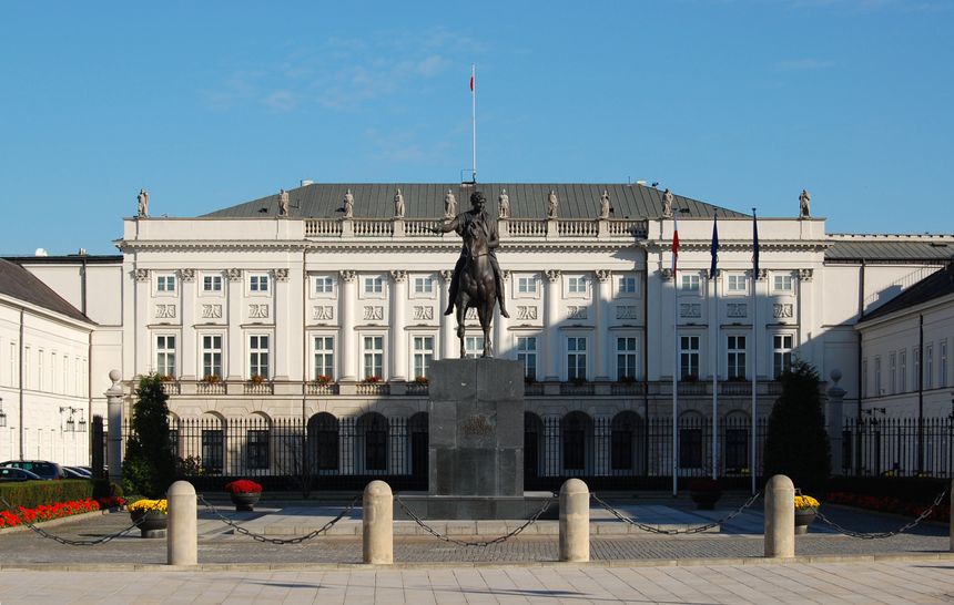 Pałac Prezydencki w Warszawie, przed którym gromadzą się upamiętniający ofiary katastrofy smoleńskiej. fot. wikimedia