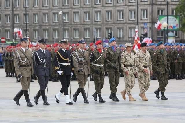 Defilada WP przed kolumnadą Pałacu Saskiego - Grób Nieznanego Żołnierza - w Warszawie