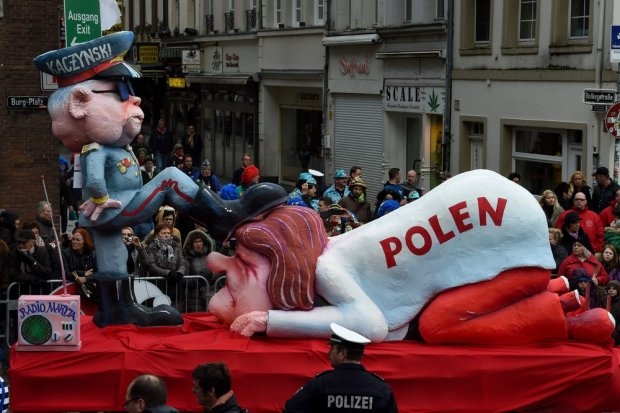 karykatura na paradzie w Duesseldorfie. fot.wyborcza.pl