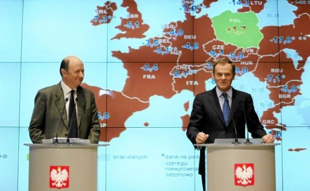 Minister finansów Rostowski i Premier Tusk podczas przedstawiania danych dot. PKB (Fot. Sławomir Kamiński / Agencja Gazeta)