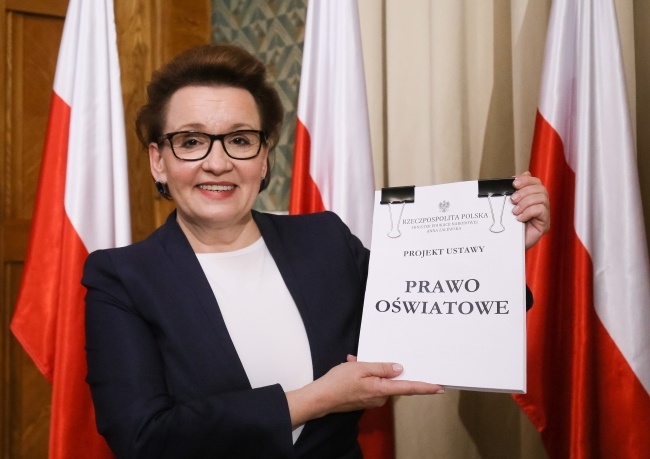 Minister edukacji Anna Zalewska prezentuje projekt ustawy "Prawo oświatowe", fot. PAP/Paweł Supernak
