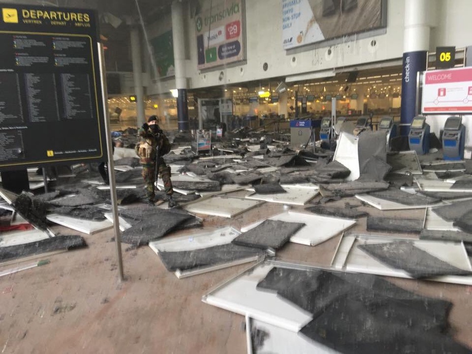 Lotnisko Zaventem na obrzeżach Brukseli po wybuchach. Fot. Twitter