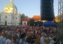 koncert WIDOK OGÓLNY Kilka tysięcy osób.Flagi,koszulki patriotyczne,śpiew,muzyka....BRAWO!
