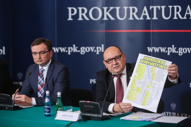 Zbigniew Ziobro prezentuje "Mapę reprywatyzacji". Fot. PAP/Rafał Guz