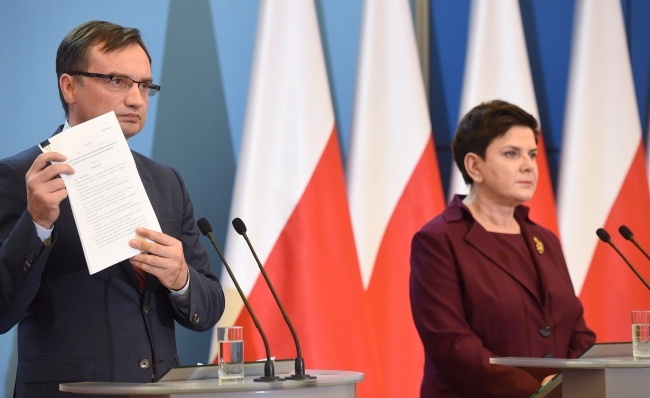 Minister Zbigniew Ziobro i premier Beata Szydło podczas konferencji, fot. PAP/Radek Pietruszka
