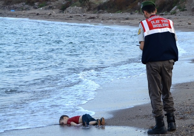 Turecka plaża. Morze wyrzuciło na brzeg ciało małego uchodźcy z Syrii.