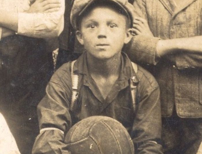 Dzieci epoki minionej. Rzecz o czarcim chichocie historii.