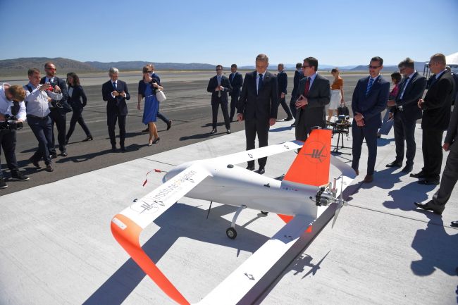 Prezydent RP Andrzej Duda obserwuje pokaz testu polskiego drona MOSUPS, stworzonego przez konsorcjum, którego liderem jest warszawski Instytut Lotnictwa