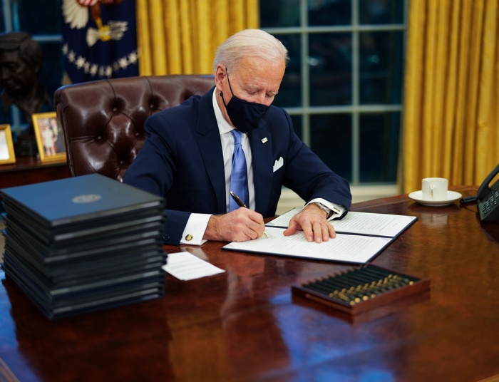 Pierwsze decyzje Bidena. USA wracają do WHO, maseczki, porozumienie klimatyczne