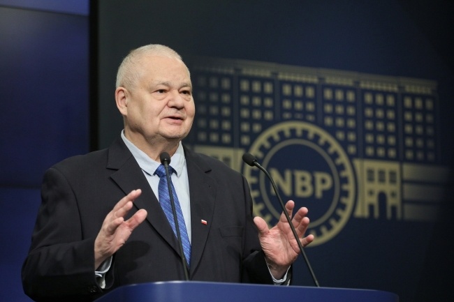 Prezes NBP Adam Glapiński podczas konferencji prasowej w siedzibie Narodowego Banku Polskiego, fot. PAP/Paweł Supernak