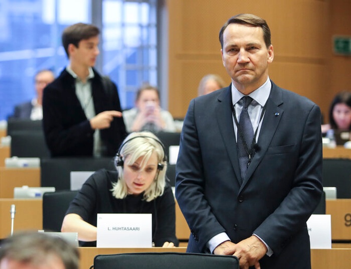 Podróże europosłów za zagraniczną kasę. Sikorski wśród rekordzistów