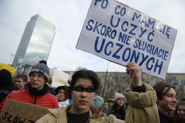 Uczestnicy Młodzieżowego Strajku Klimatycznego w Warszawie, fot.  PAP/Marcin Obara