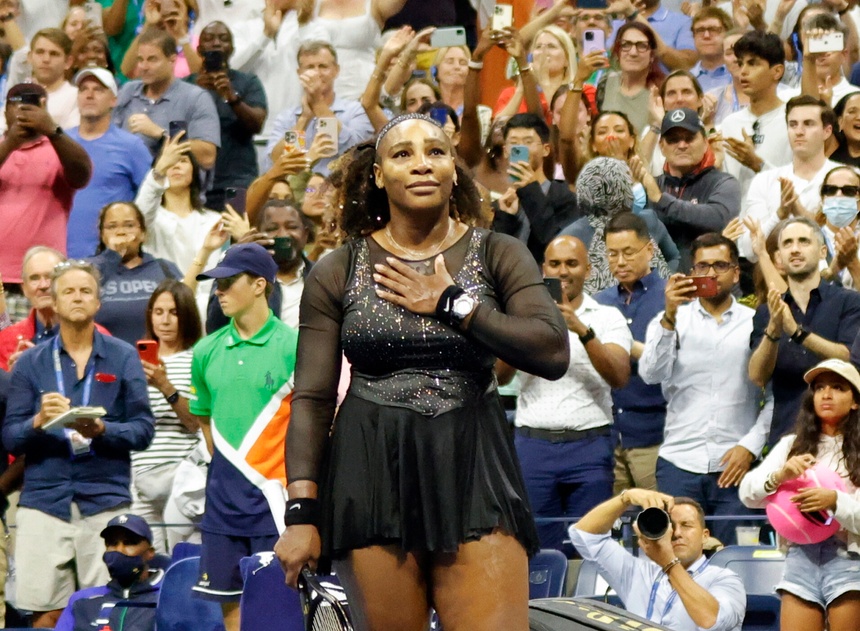 Serena Williams, która od jakiegoś czasu zapowiada rychły koniec kariery przegrała z Australijką Ajlą Tomljanovic w trzeciej rundzie US Open. Źródło: EPA/JASON SZENES