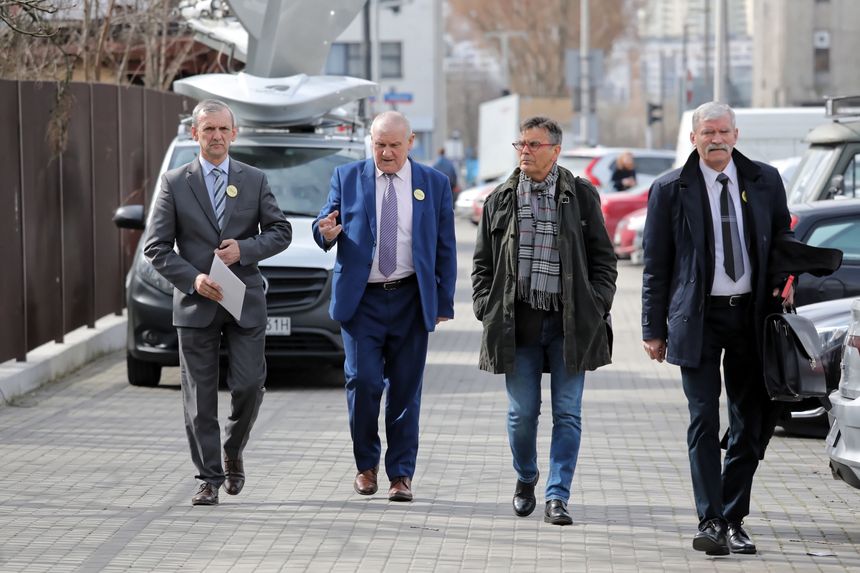 Związkowcy w drodze do Rady Dialogu Społecznego. Fot. PAP/Tomasz Gzell