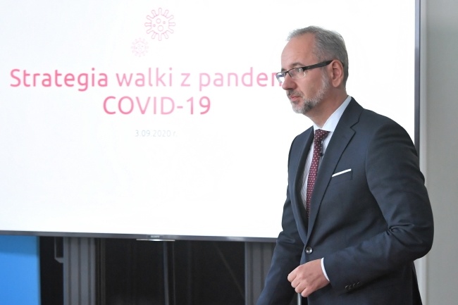 Minister zdrowia Adam Niedzielski podczas konferencji prasowej poświęconej jesiennej strategii walki z epidemią koronawirusa, fot. PAP/Radek Pietruszka