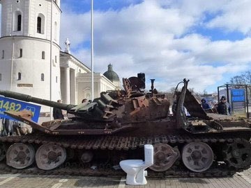 Czołg T-72 w Wilnie wraz z "dekoracją". Fot. Twitter