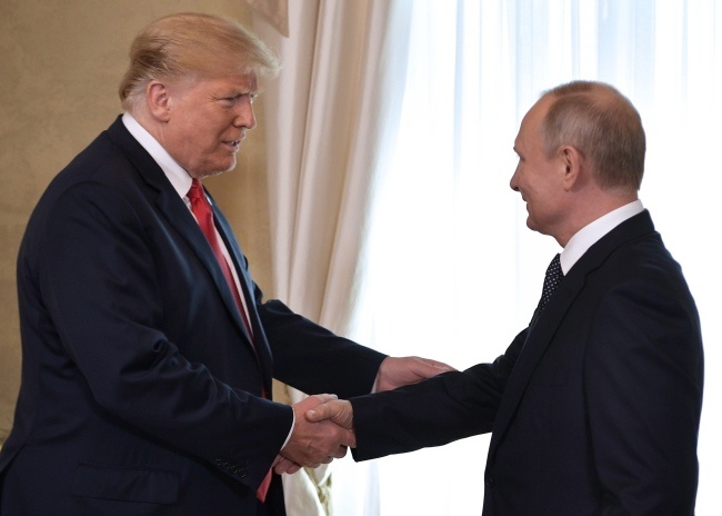 Przywitanie Donalda Trumpa z Władimirem Putinem, fot.  	PAP/EPA/ALEXEY NIKOLSKY/SPUTNIK/KREMLIN / POOL