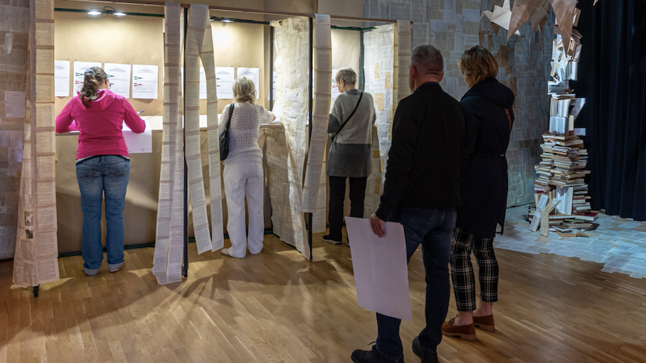 Głosowanie w siedzibe Komisji Wyborczej w Domu Kultury Sokół w Czerwonaku (zdjęcie ilustracyjne). Źródło: PAP/Paweł Jaskółka
