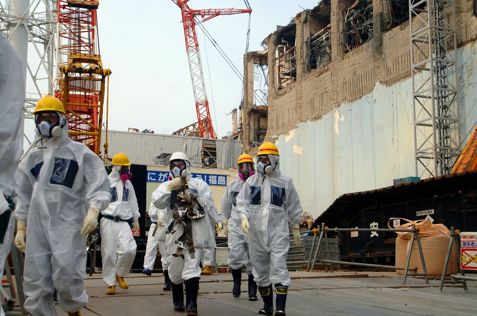 Eksperci na miejscu katastrofy elektrowni w Fukushimie. 2013 r. fot. IAEA/ Flickr