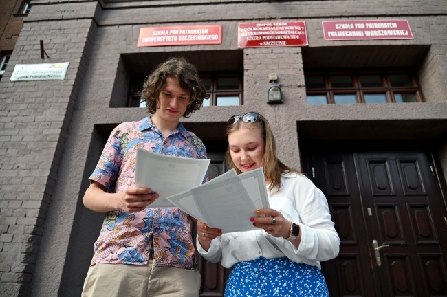 Uczniowie XIII Liceum Ogólnokształcącego w Szczecinie odebrali zaświadczenia o pozytywnym wyniku egzaminu maturalnego, fot. PAP/Marcin Bielecki