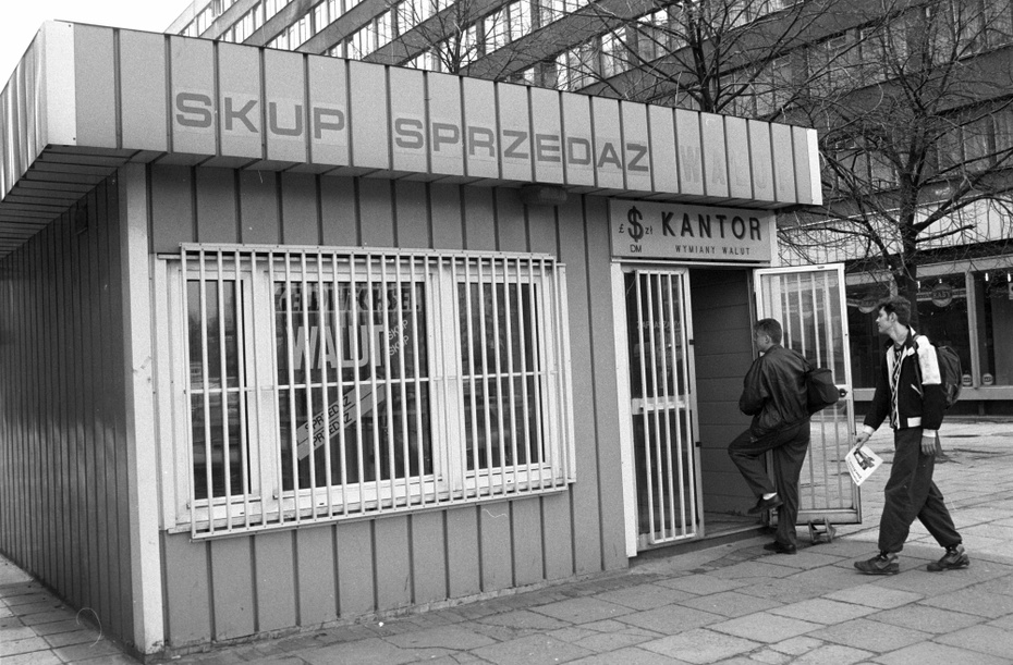 Kantor wymiany walut w Al. Jerozolimskich w Warszawie, 1992 r. Fot. PAP