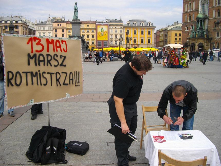 Małopolscy Patrioci zbierają podpisy pod petycją dot. europejskiego Dnia Bohaterów Walki z Totalitaryzmem (fot. Michał Tyrpa)