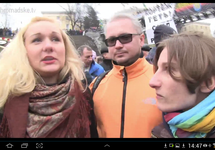 Po łewej banderówka z Urału, męzczyzna z Odesy, dziewczyna po prawej z Kijowa. Ruskojęzyczni i proszą nie wierzyć propagandzie