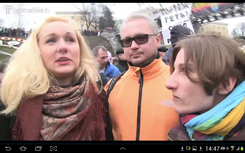 Po łewej banderówka z Urału, męzczyzna z Odesy, dziewczyna po prawej z Kijowa. Ruskojęzyczni i proszą nie wierzyć propagandzie