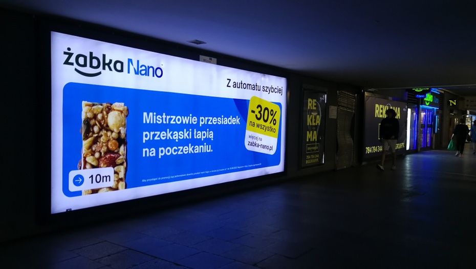 Reklama Żabki Nano na dworcu PKP w Poznaniu. Fot. Materiały prasowe