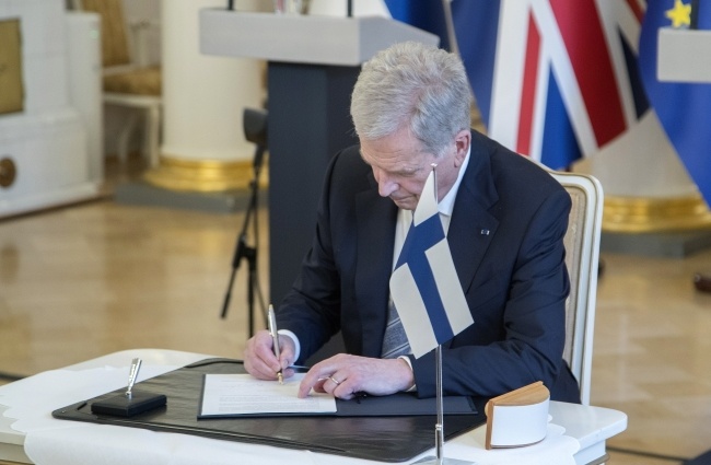 Premierzy W. Brytanii oraz Szwecji podpisali "polityczną deklarację solidarności", fot.  	PAP/EPA/MAURI RATILAINEN