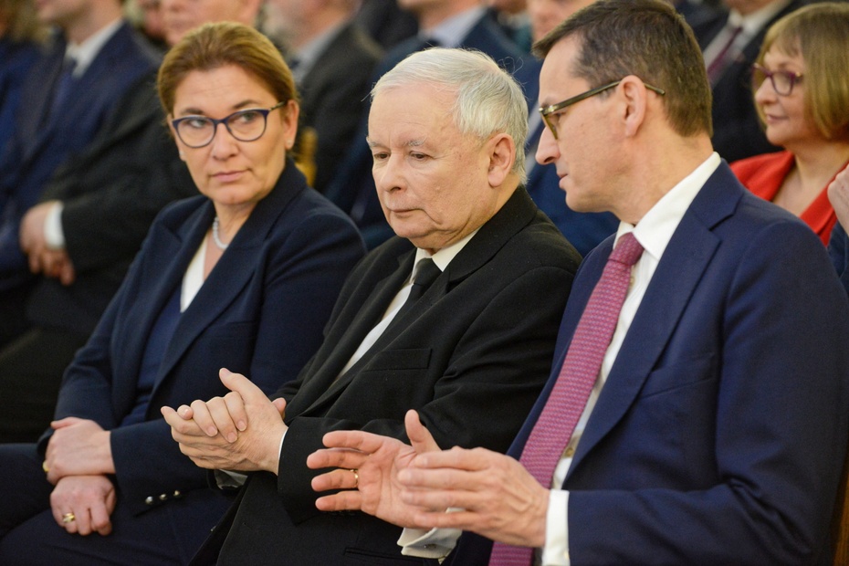 Mateusz Morawiecki, Jarosław Kaczyński, Beata Mazurek. fot. PAP/Jakub Kamiński