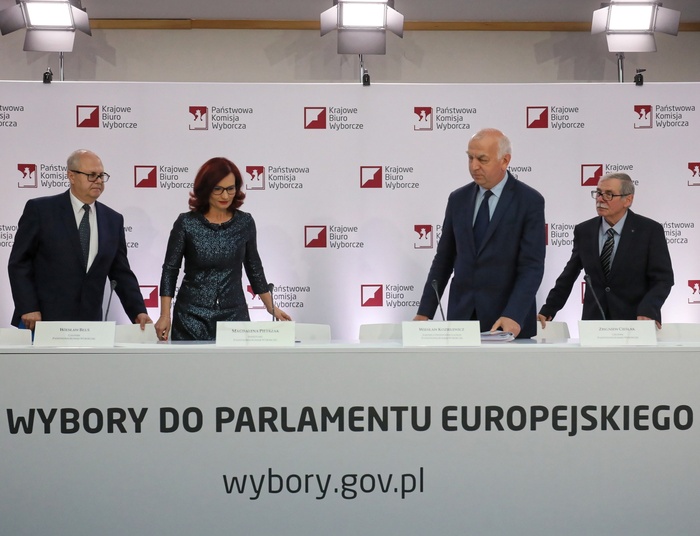 Oficjalnie: PiS wygrało wybory do PE. PKW o rekordowej frekwencji i głosach nieważnych
