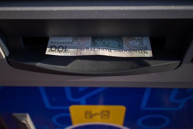 Uwaga! Banki ponownie pobierają opłaty za wypłaty z bankomatów.