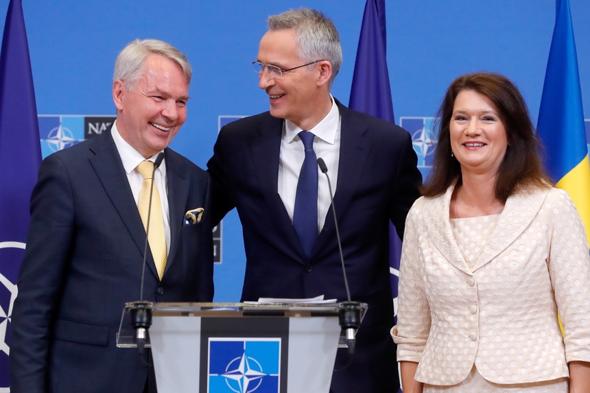 Państwa NATO podpisały we wtorek protokoły akcesyjne Finlandii i Szwecji. (fot. PAP/EPA)