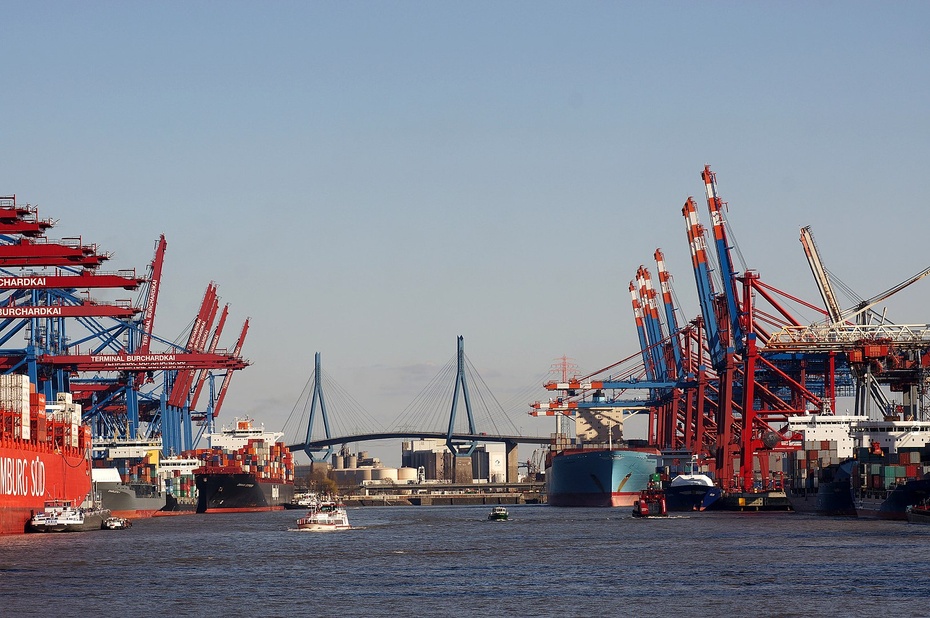 Port w Hamburgu. Źródło: commons.wikimedia.org